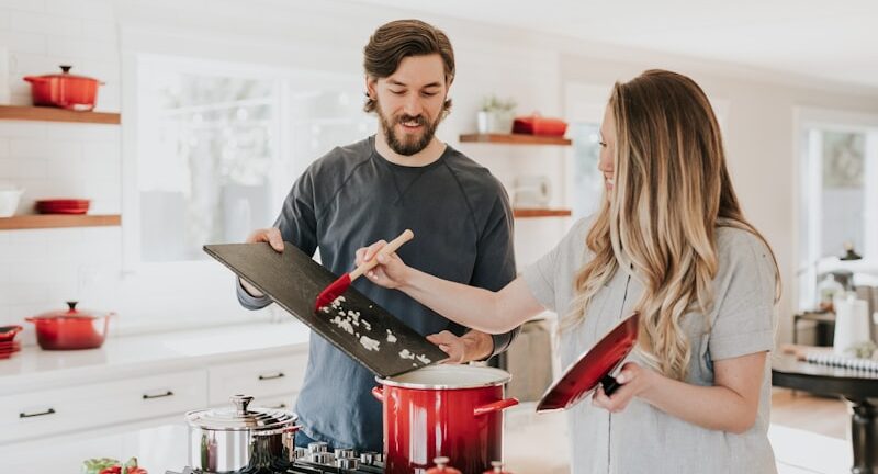 Modernt rent kök med rostfria vitvaror