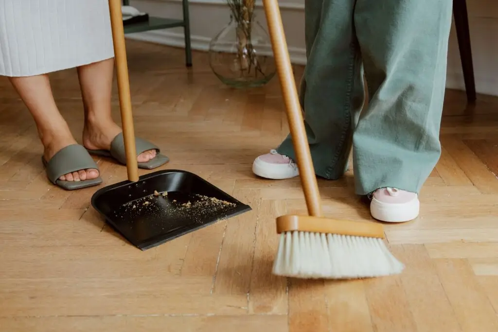 Sopning och moppning av trägolv